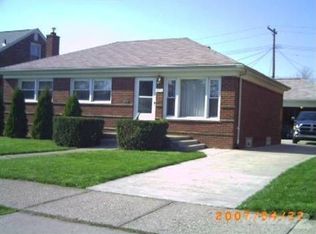 8351 Lillian St, Center Line, MI 48015