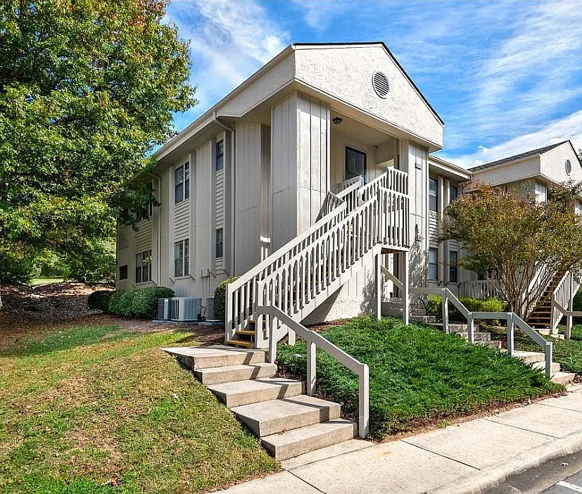 1102 Abbey Cir #1102