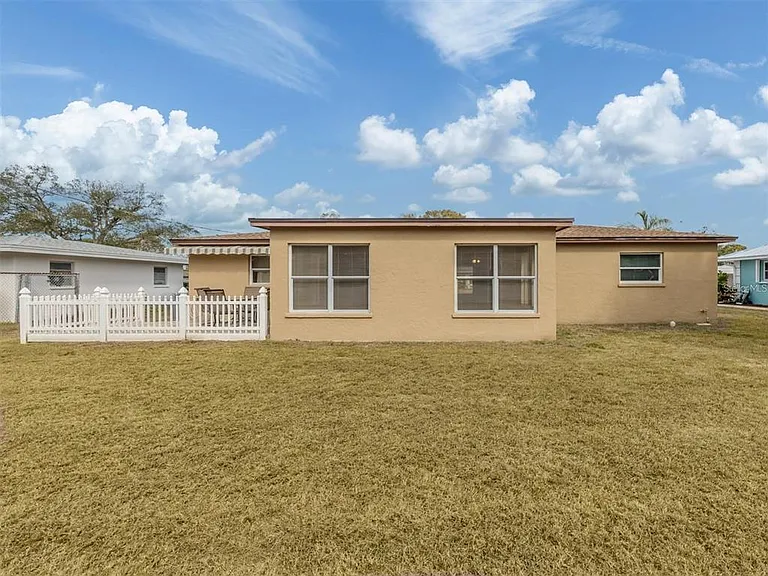 1215 Mango Ave — Photo 3