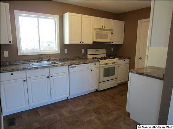 5th image of 117 Deauville Ave