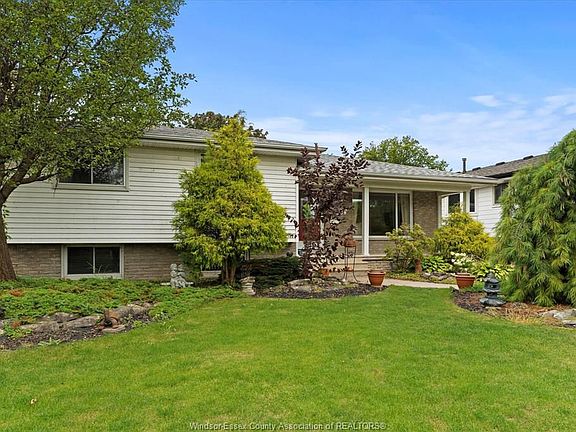 3rd image of 381 Woodridge Dr
