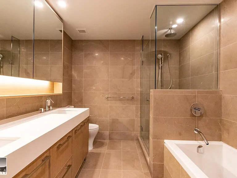 3220 Connaught Cres #305 — Photo 8