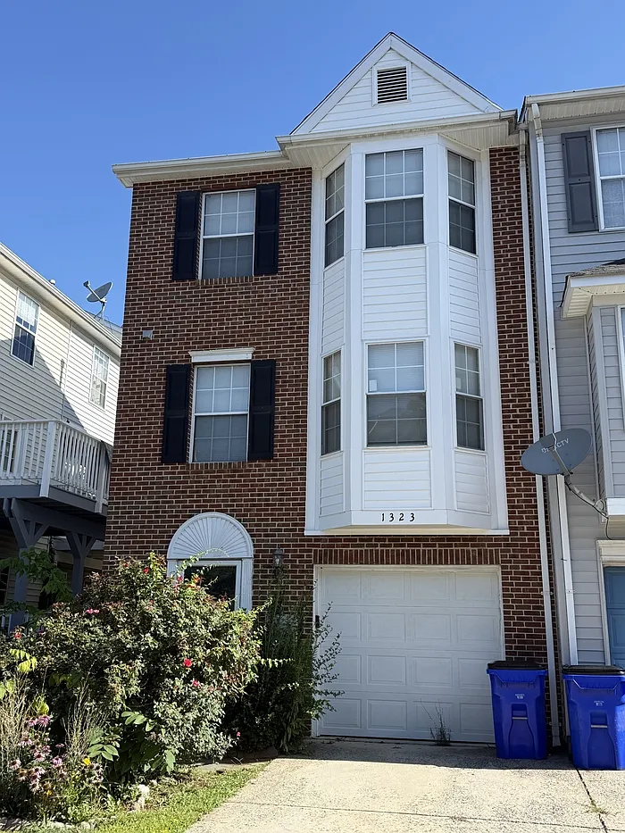 3 bed, 2.5 bath, $2,400 — Photo 1