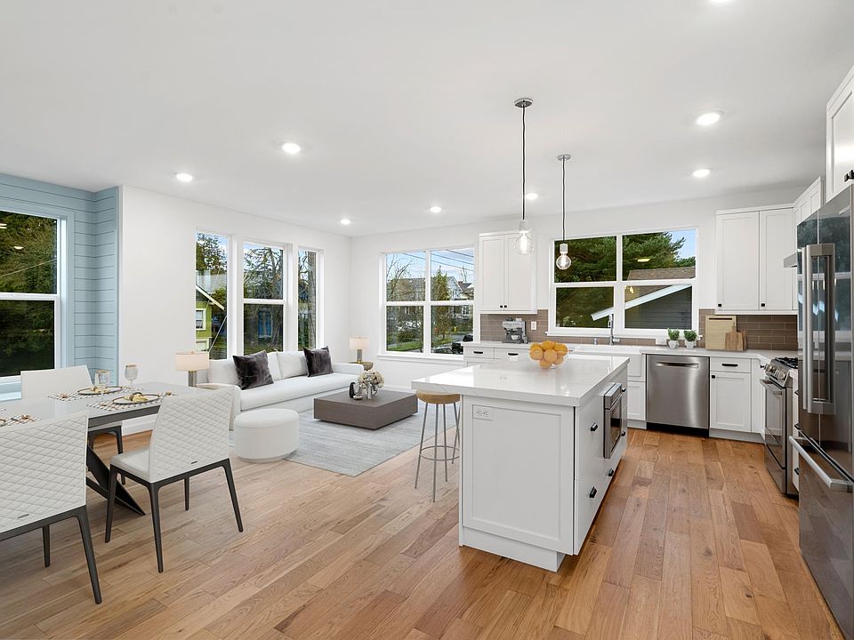 Spacious kitchen & open living space - view 1