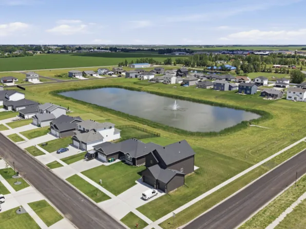 10258 73rd St S, Horace, ND 58047