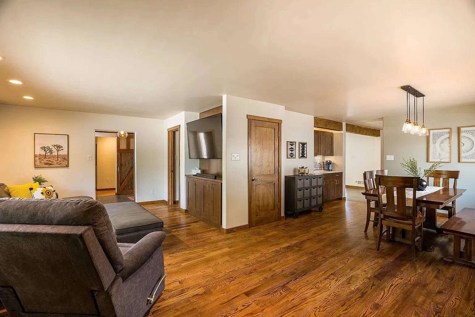 3 bed, 2493 sqft, $4,000 — Photo 4