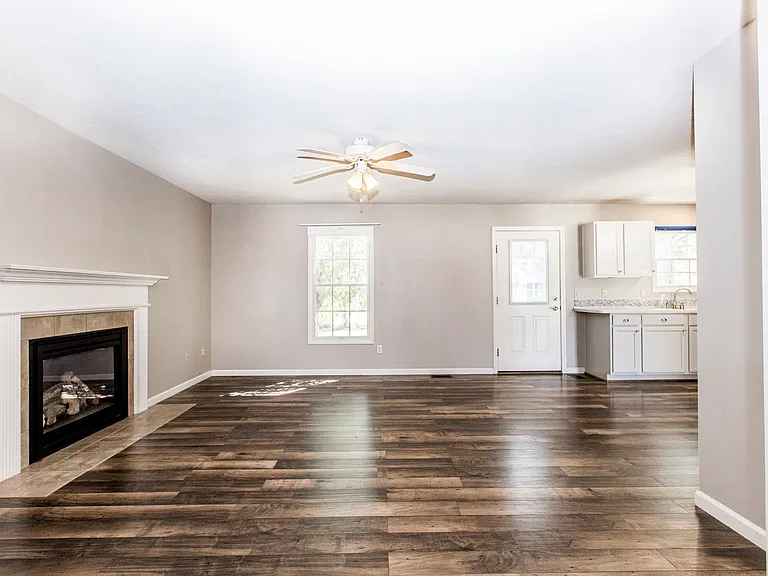 1103 Perry Ln — Photo 5