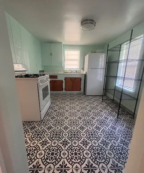 912 Vivian St — Photo 9