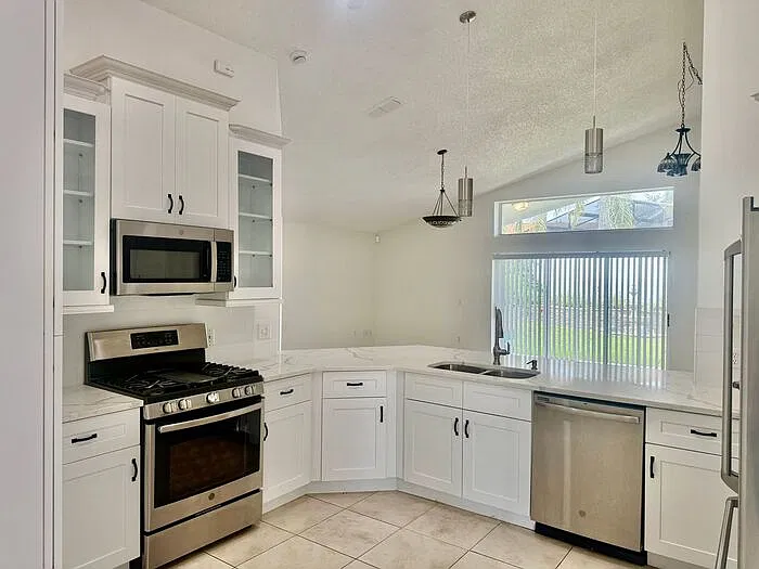 3 bed, 2.0 bath, 1372 sqft, $2,200 — Photo 4