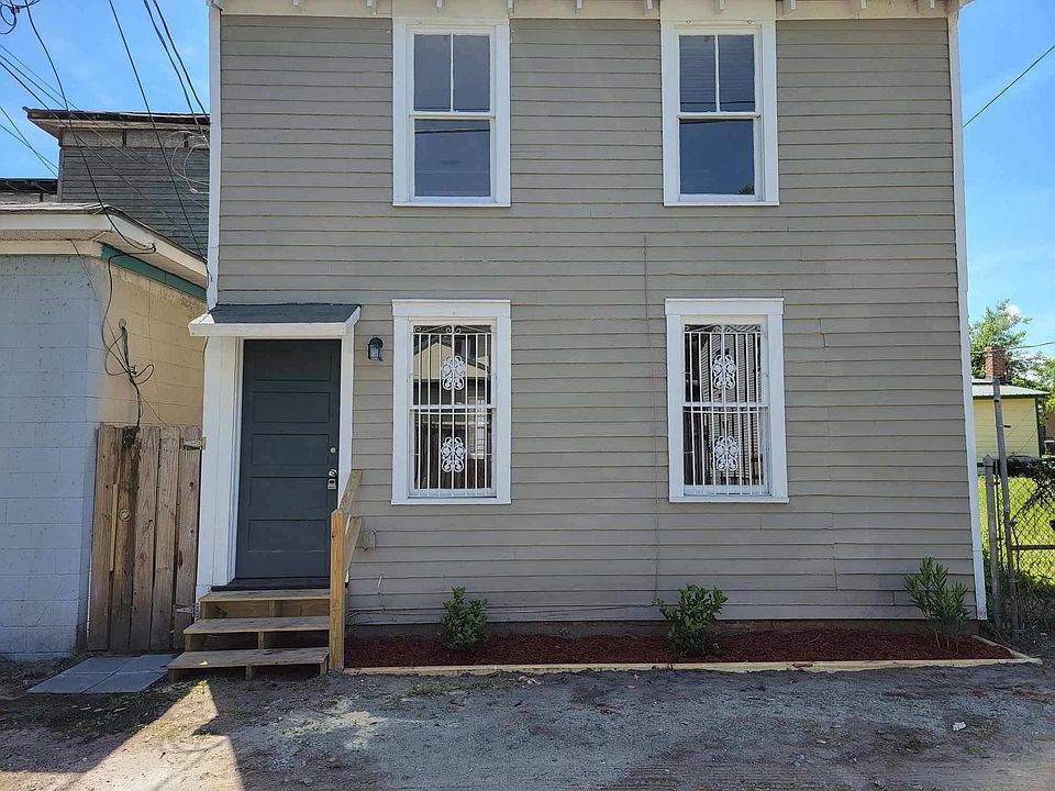 Carriage House located in lane behind main house on Henry Street
