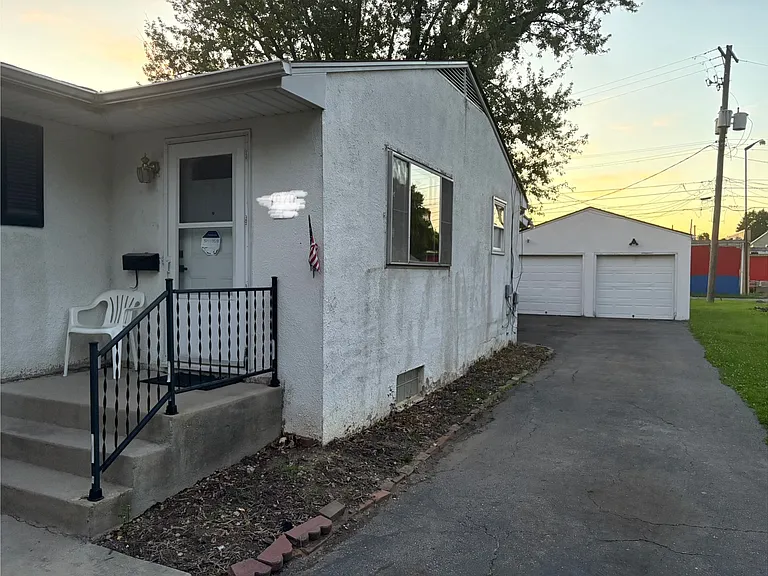 Vaughn St — Photo 1