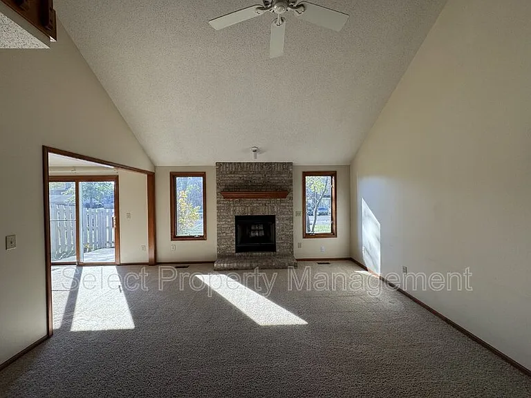 7401 Montclair Dr — Photo 2