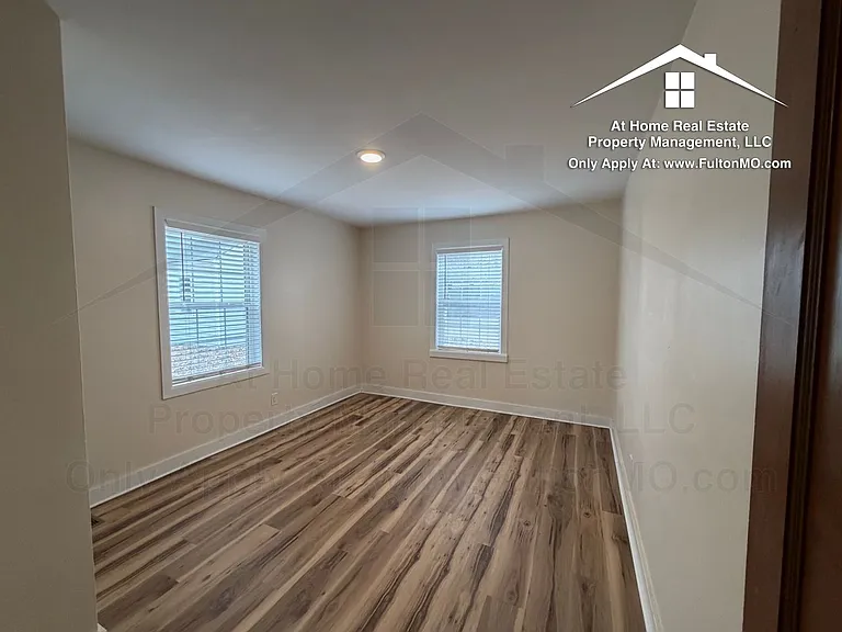 703 W 7th St — Photo 32