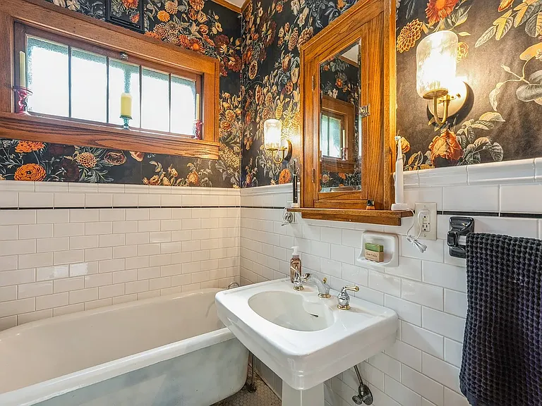 102 E Broadway St — Photo 19