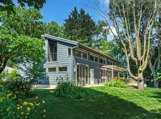 910 E Rockland Rd, Libertyville, IL 60048