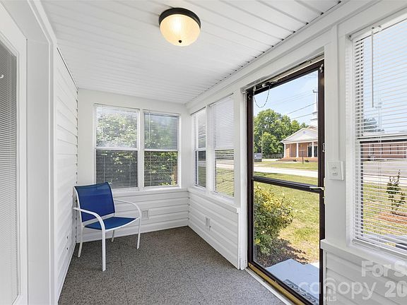 5th image of 204 Hampshire Ln