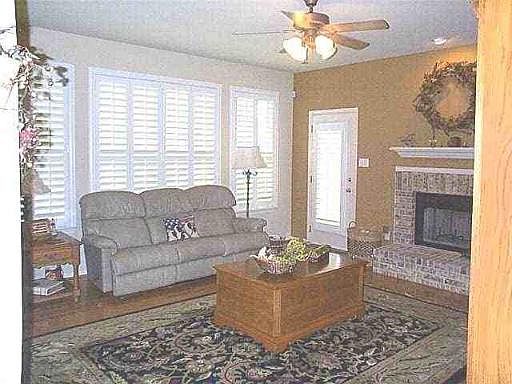 3rd image of 528 N THURBER DR