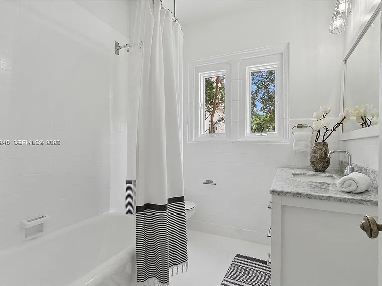 319 Mendoza Ave — Photo 18