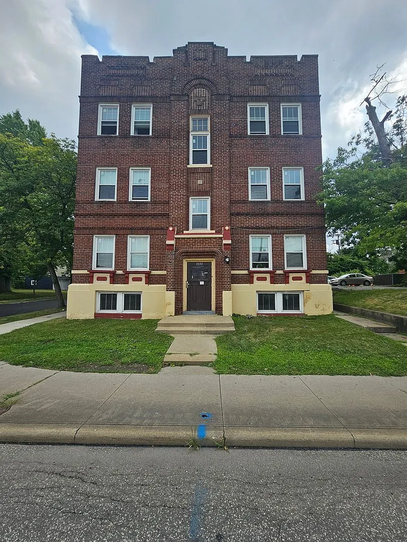1933 Lee Rd — Photo 1