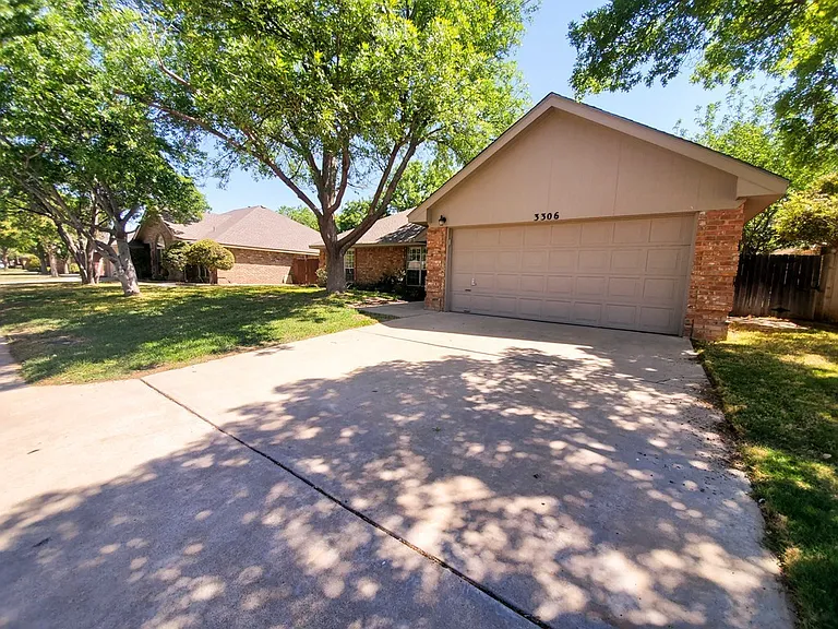 3306 Oakmont Dr — Photo 2