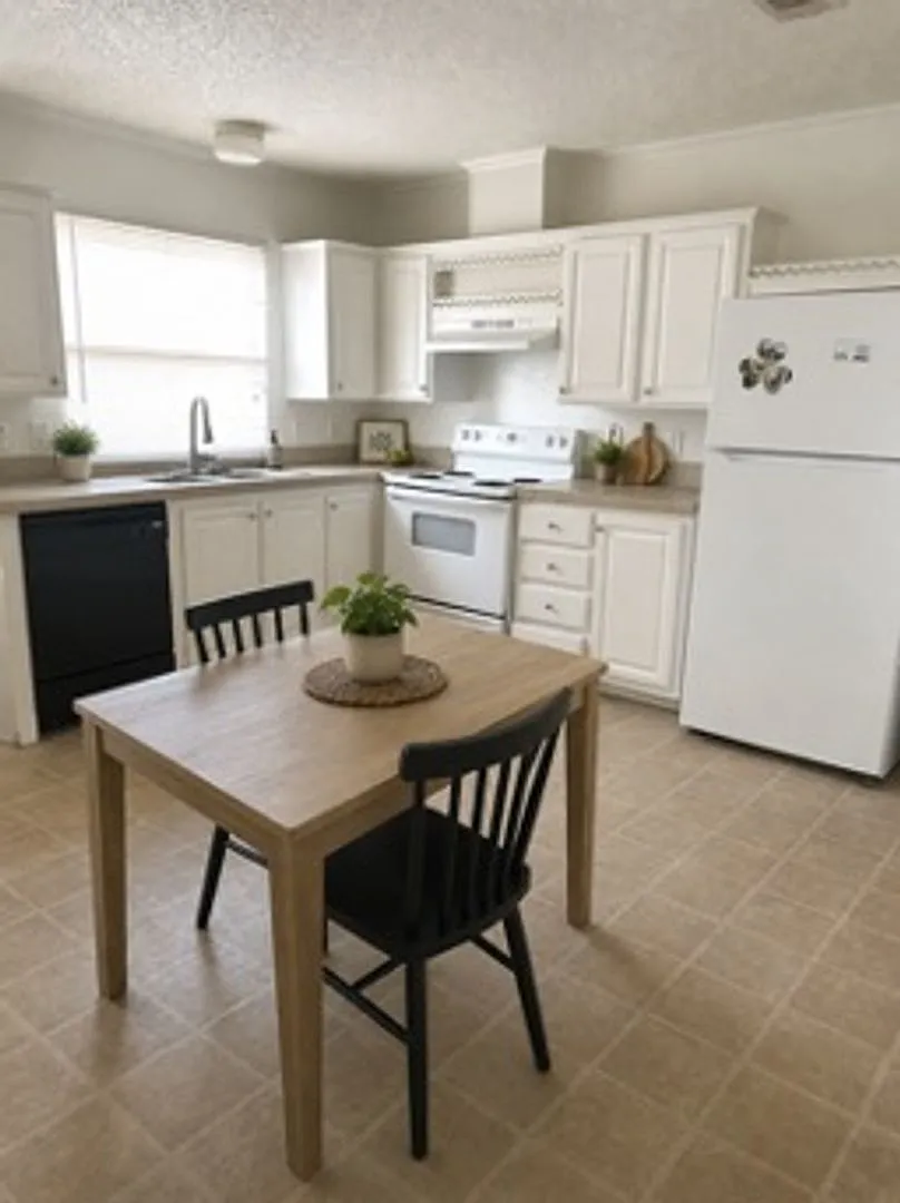 3 bedrooms / 2 bathroom house with private backyard — Photo 1