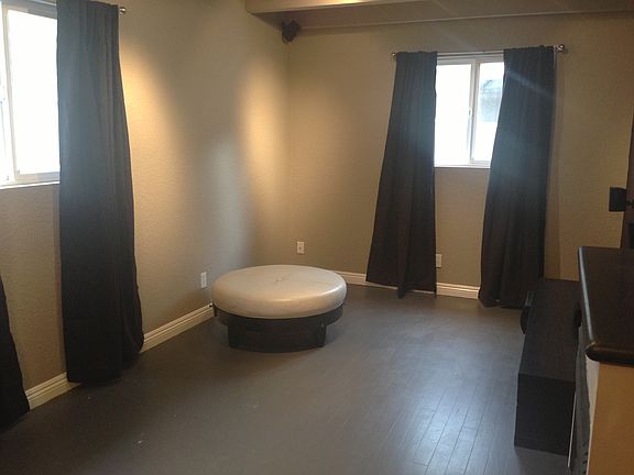 Living room with Bose sound