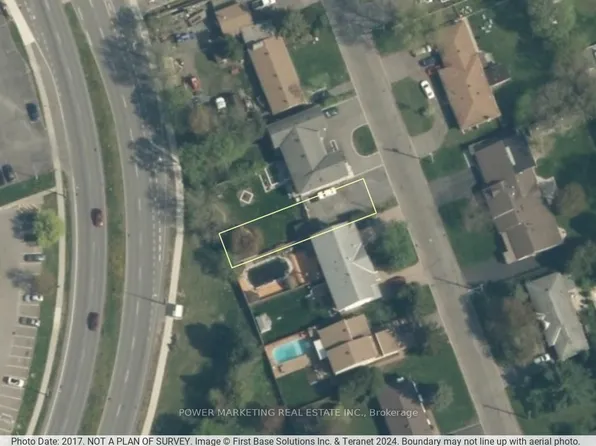 988 Laporte St, Ottawa, ON K1J 7B4