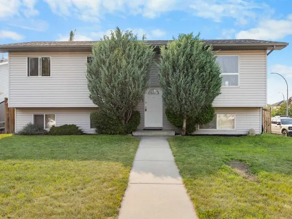 1501 E Strathcona Close, Strathmore, AB T1P 1T2