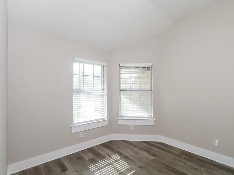 601 E 6th St — Photo 13