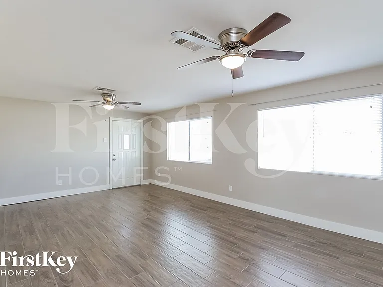 3412 E Claire Dr — Photo 4