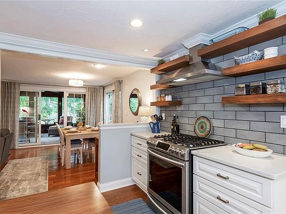 4th image of 98 Lakeview Ln