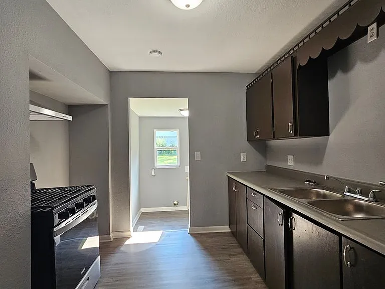 1038 E Division St — Photo 6