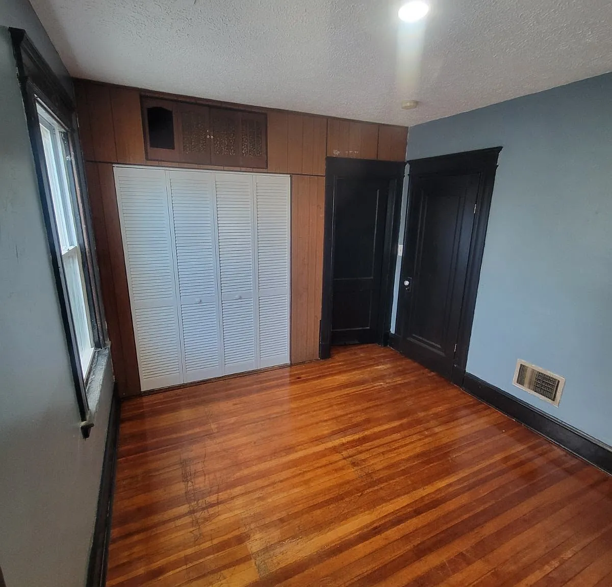 3 bed, 1.0 bath, 3096 sqft, $1,500 — Photo 3