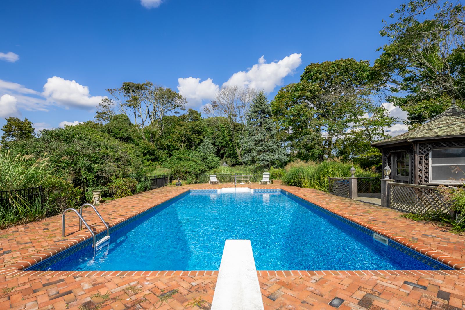 9 Convent Ln, Center Moriches, NY 11934 Out East