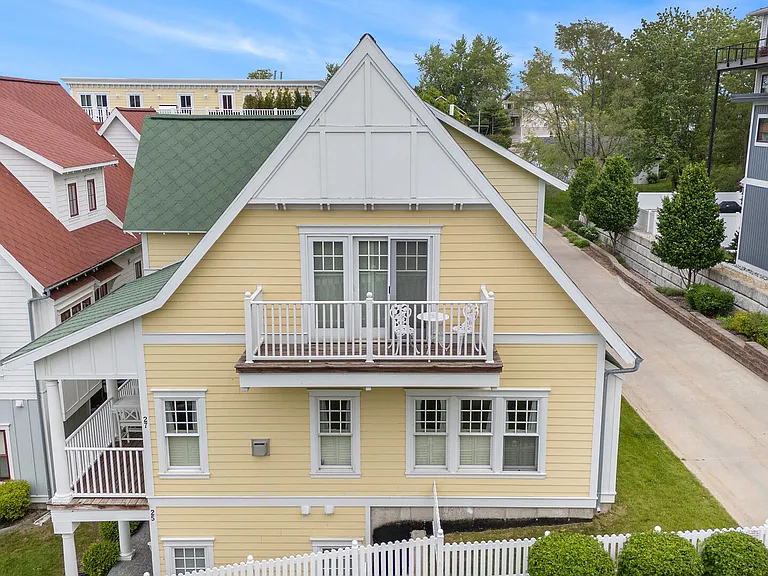 27 Howard Ave — Photo 40