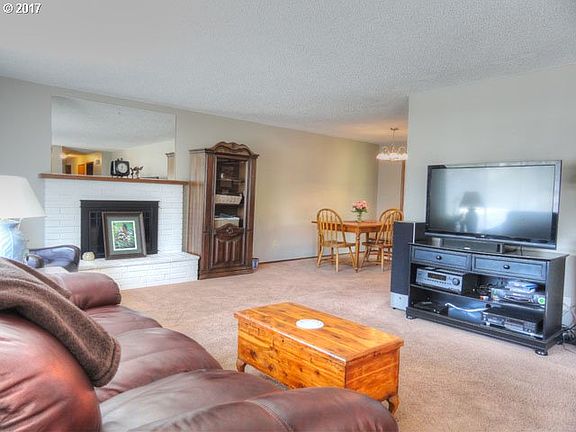3rd image of 841 SE 25th Ct