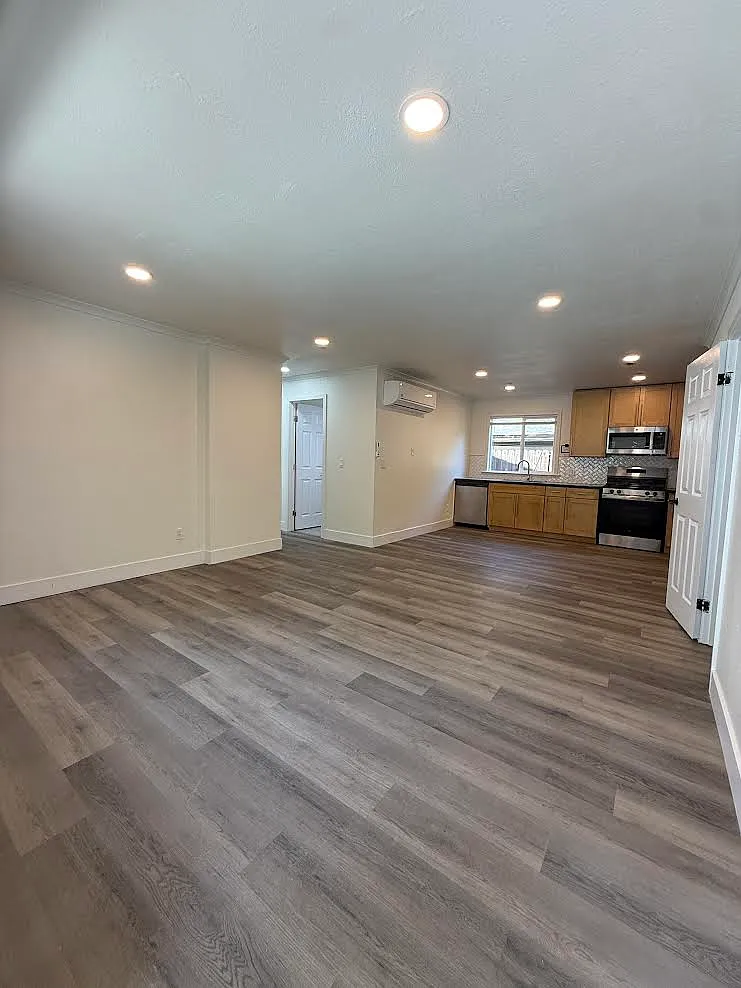 2 bed, 800 sqft, $1,995 — Photo 2