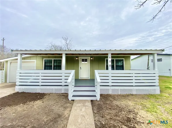608 Carver St, Edna, TX 77957