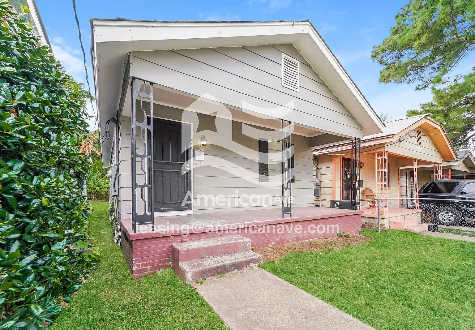 3 bed, 1.0 bath, 901 sqft, $1,025 — Photo 2