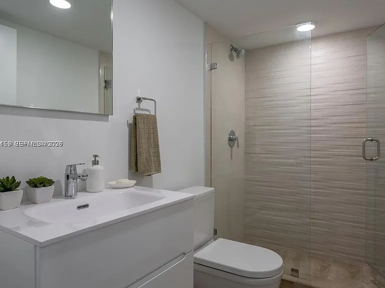 9261 E Bay Harbor Dr #503 — Photo 4