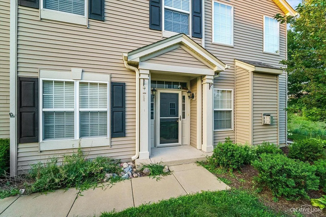 3 bed, 2.5 bath, 1585 sqft, $2,499 — Photo 2
