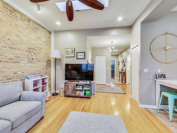 3rd image of 4823 N Fairfield Ave Unit 3