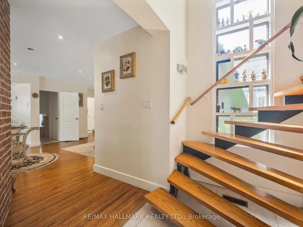 19 Talwood Dr, Toronto, ON M3B 2P4
