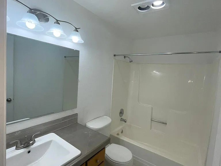 2075 NE Holliday Ave — Photo 9