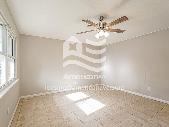 914112_005_living_room_5.jpg