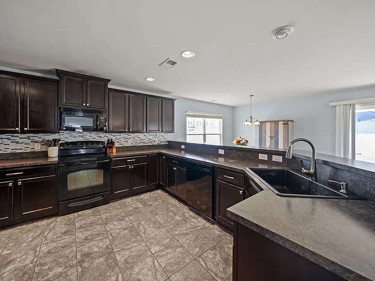 415 Valdez Ct — Photo 10