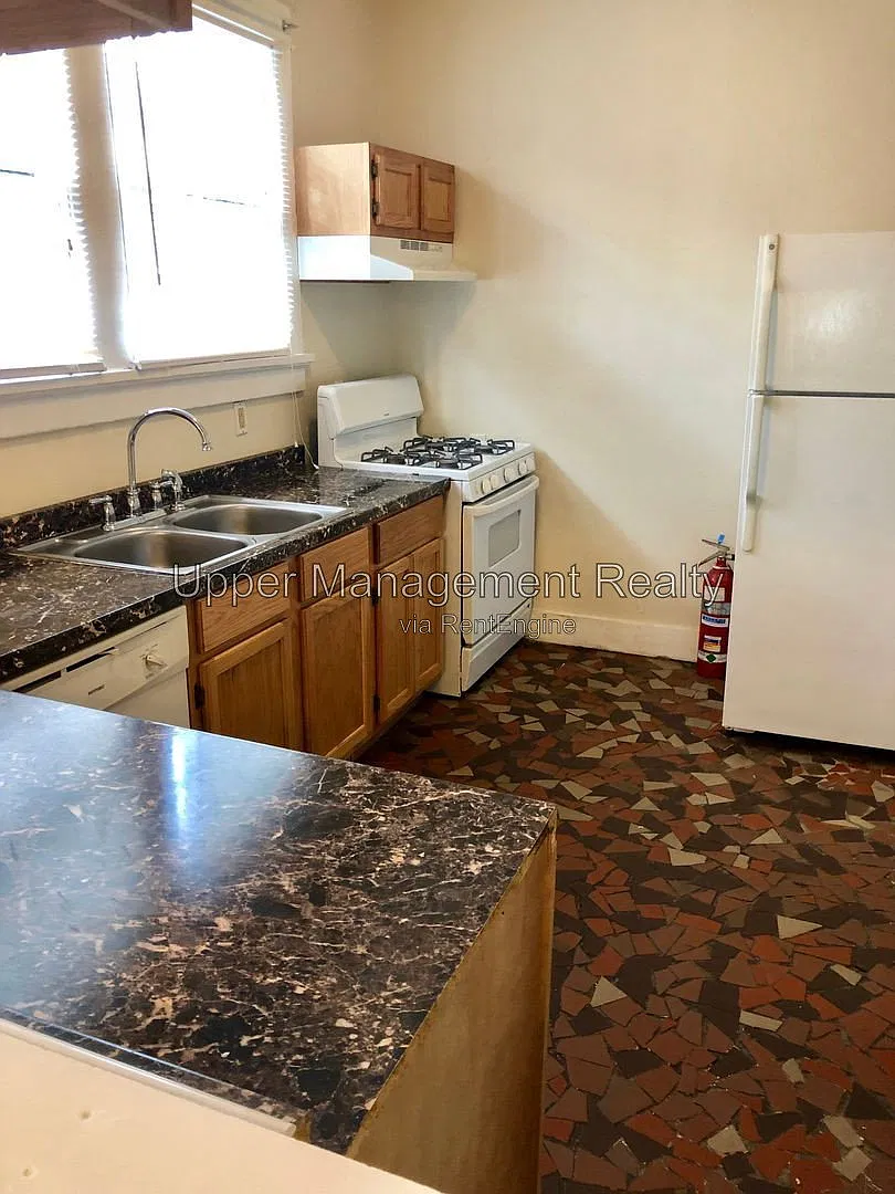 3 bed, 2.0 bath, 1400 sqft, $1,600 — Photo 4