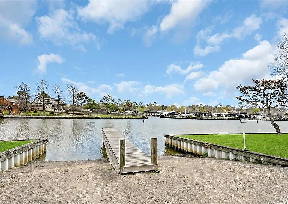 Just a small walk to the community boat ramp