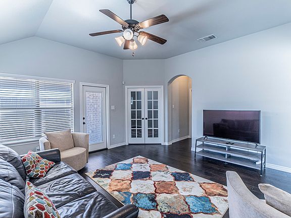 3rd image of 1901 Maplewood Dr