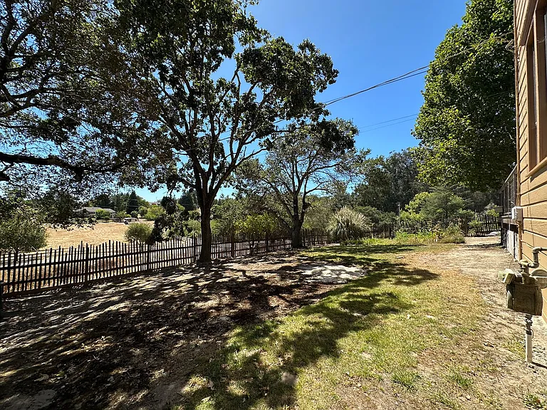 402 Ormsby Ln — Photo 31